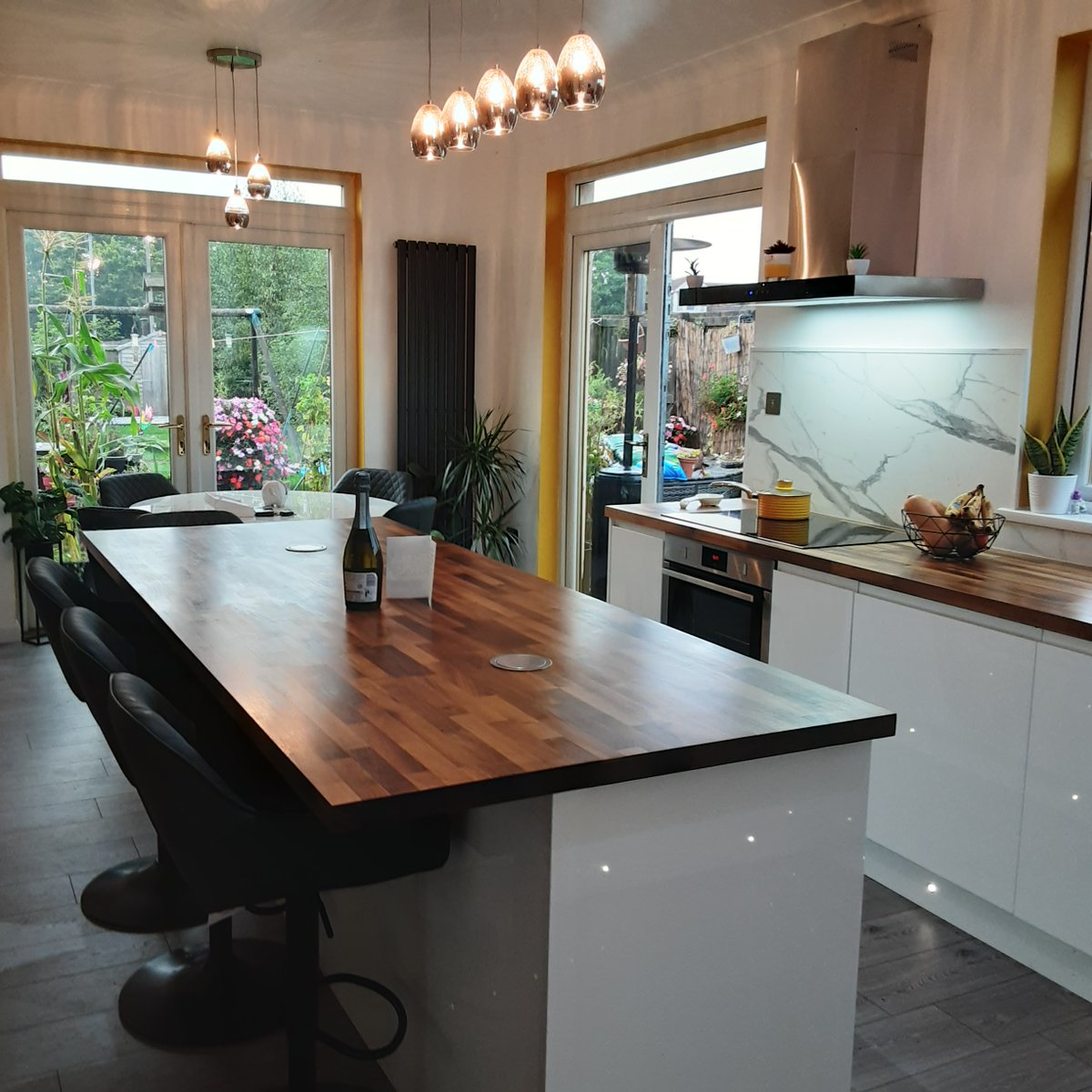 thekitchendepot's tweet image. Find the perfect kitchen for you online now 👉  bit.ly/2RclPkH

The Ross's wonderful new Sienna Gloss White kitchen is both stylish and functional with a stunning, mirror-like finish and solid wood walnut worktops 💛  #TheKitchenDepot #whitekitchen #glosskitchen #kitchen