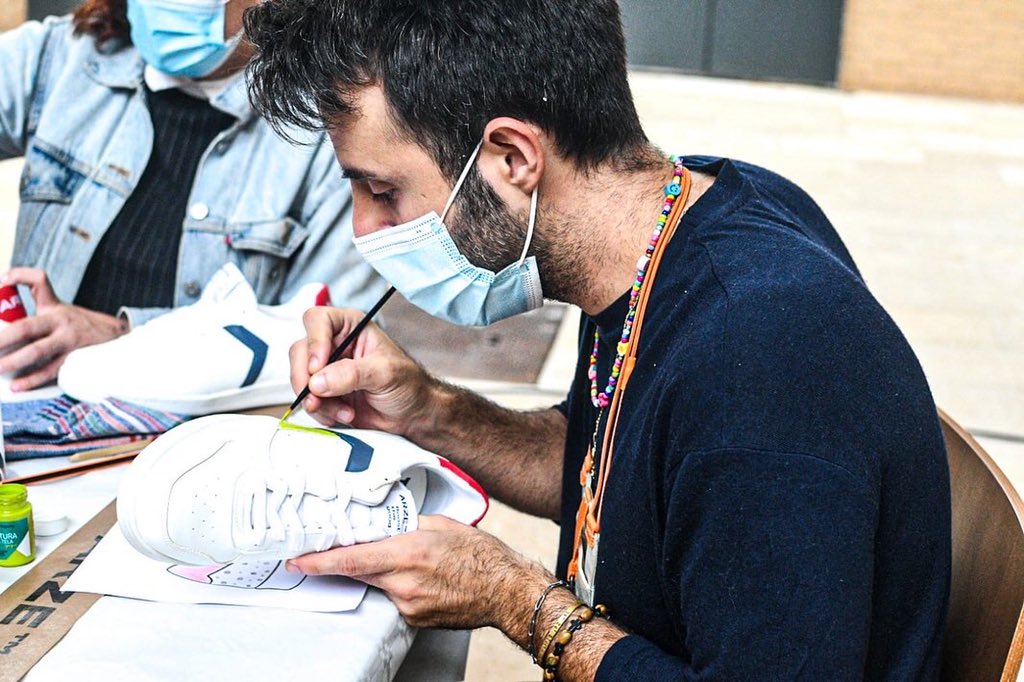 truenorayofest's tweet photo. ¿Pueden gustarnos más estas imágenes?❣️

¡Lo que ANSIÁBAMOS esto!

⚡️Qué bien lo hemos pasado con el taller #organicsbyredbull (@redbullESP) de customización de sneakers by @AfricaPitarch con #PinturasLaPajarita y #Arzebrand.

#truenorayofest2021

📸 @Salitre_48, @MAVAL69 https://t.co/iN5k7sgTKh