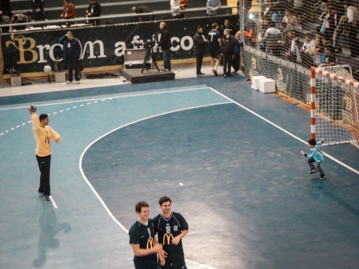 #tbt Año 2012, Panamericano de Buenos Aires, 4 años y Feli haciendo ya de las suyas en la cancha con su camiseta argentina. Cómo le gusta el handball a este pibe!! #handball #argentina #france #hijo