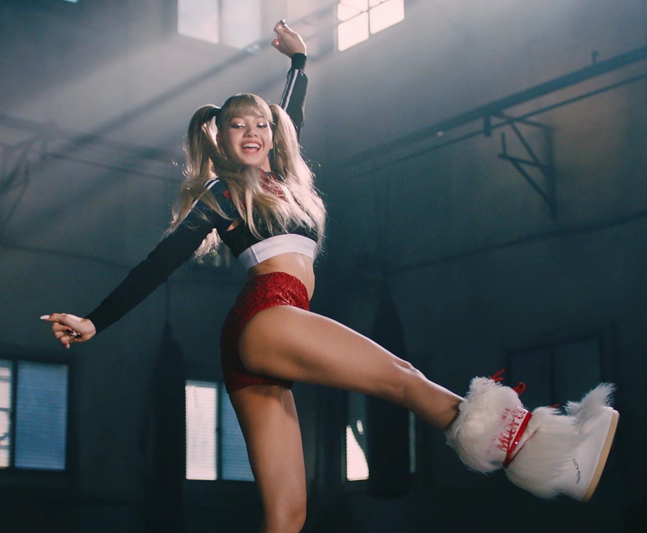 Abiiii on X: Lisa twerking with this shoes. 😩😭 LALISA NEW PERFORMANCE  LisaMoneyDance t.coazAawMT3dl  X