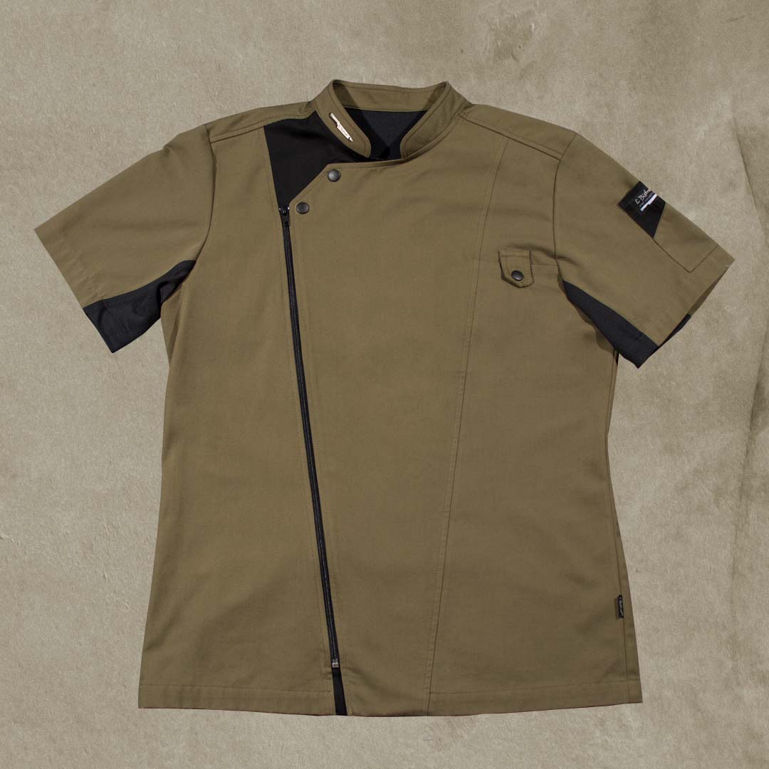 LBistrotMX's tweet photo. Adquiere nuestra filipina de la colección #BestGrill en color verde olivo y dale un estilo más rockero a tu restaurante.

#SomosLBistrot  #VestimosProfesionales #Chef #SacoChef #BestGrill #Rock #Gastronomía #Restaurante #Uniformes https://t.co/nJ6ksk34pG
