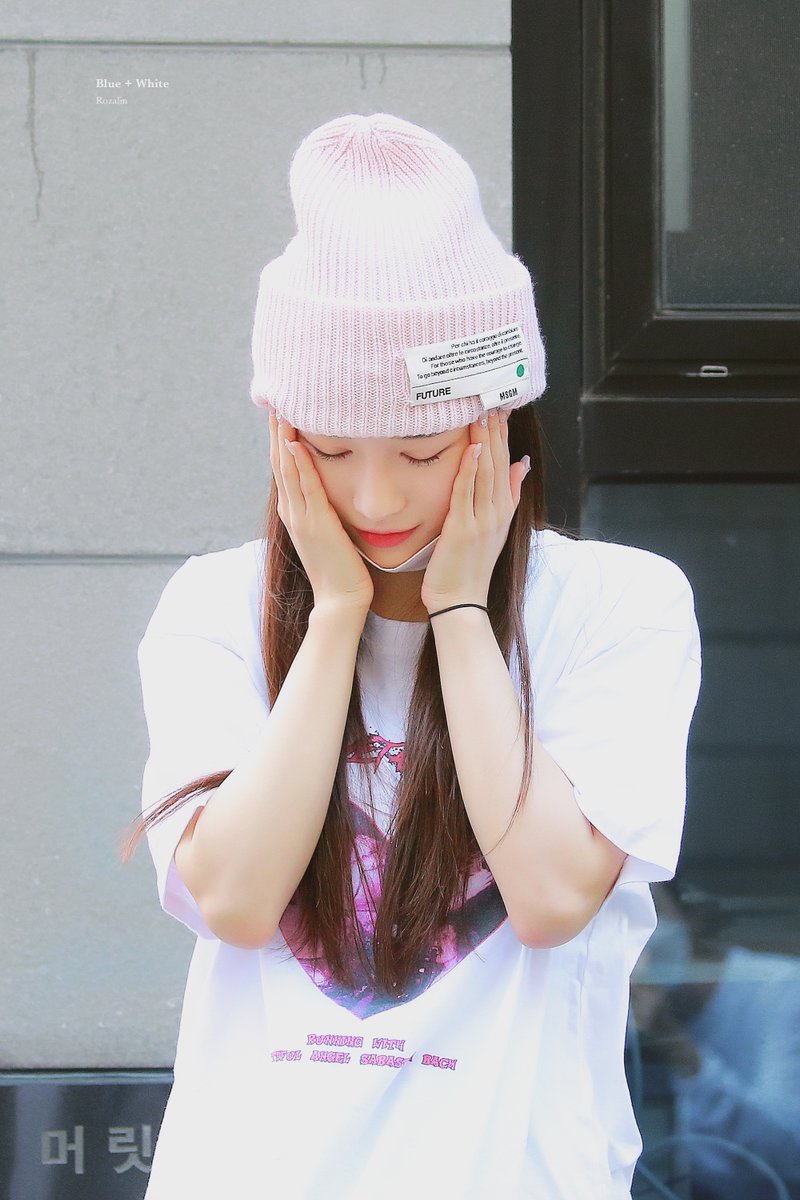 bluewhite97's tweet photo. 방구방구딸랑방구💗
#로잘린 #Rozalin https://t.co/ZdEEXjfGZl