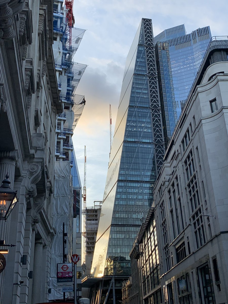 essentialhoward's tweet image. Off here tonight for the @Craft_Guild  culinary hero’s event, looking forward to catching up with old friends