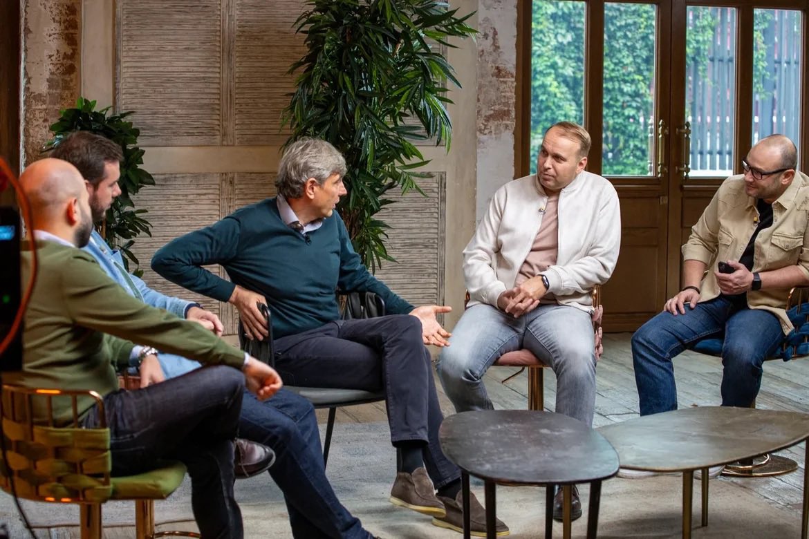 Завтра суперэфир у команды из «Коммент.Шоу» 🔥 Сергей Николаевич Галицкий стал гостем программы!

Репосты, закладки, избранное! Будильник поставьте на всякий 😉

Премьера в 14:00 на YouTube-канале Коммент.Шоу