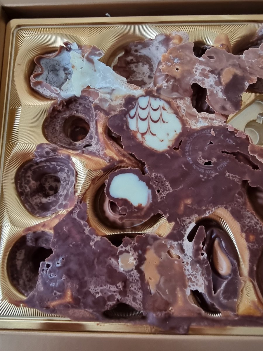 pt4496's tweet photo. Was surprised with this gift as a little thank you & was really looking forward to them.
This is what happens when someone overlooks the storage instructions.
Still great chocolate but gutted....😥😥😥
@Lindt #chocolatemess #howdoyoutellthem https://t.co/X4dFKx8Buv