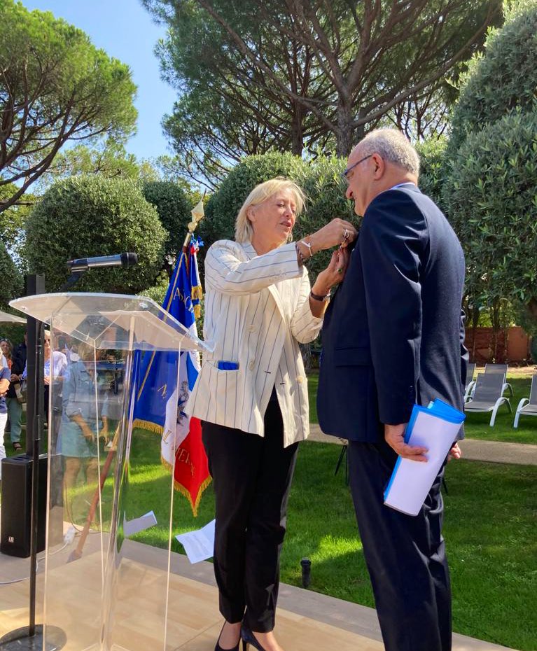 s_cluzel's tweet photo. 🎖Remise des insignes de Chevalier de l’Ordre national du Mérite à Jean-Pierre Bénazet, président de @Cheopsconseil. Un grand bravo pour votre riche parcours professionnel tourné vers les autres et votre engagement sans faille pour une société plus inclusive. https://t.co/tNLa5shSOU