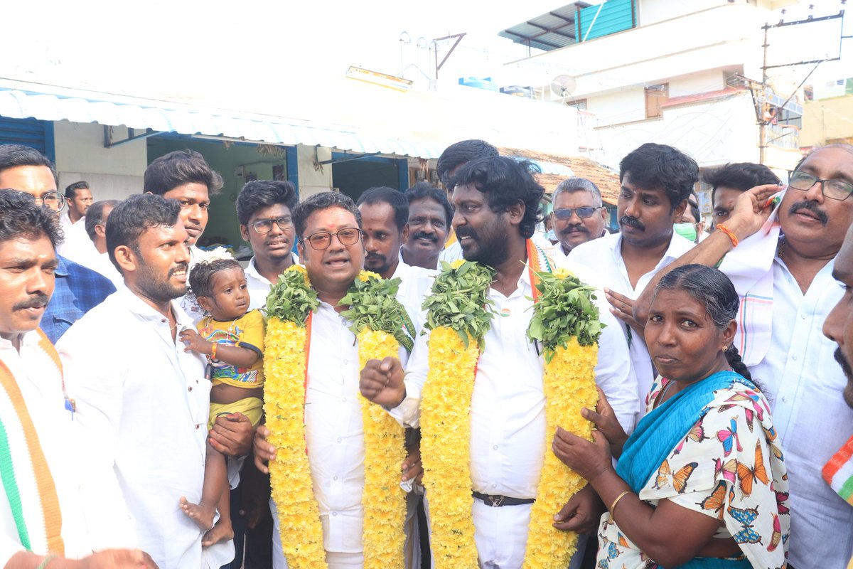 Arulanandhamiyc's tweet photo. இன்று எனது வீட்டுக்கு வருகை தந்த ஐயா🙏 #H_வசந்தகுமார் 🙏 அவர்களின் புதல்வர் அன்பு அண்ணன் திரு @iamvijayvasanth MP அவர்களுக்கும் ,எங்களை வழிநடத்தும் பாசமிகு அண்ணன் @SK_Arthanari  அவர்களுக்கும் எனது மனமார்ந்த நன்றி  🙏 https://t.co/9SOjl1dpjo