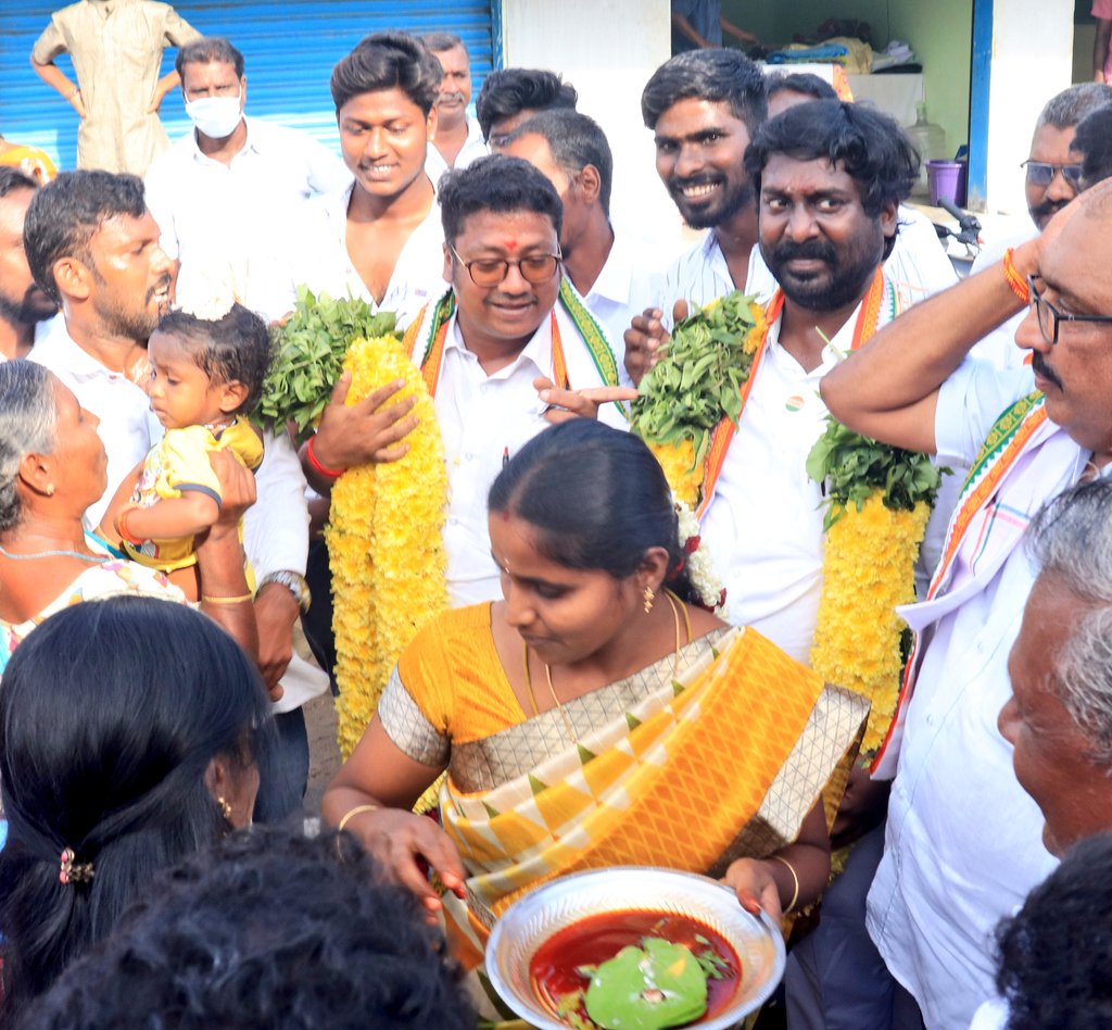 Arulanandhamiyc's tweet photo. இன்று எனது வீட்டுக்கு வருகை தந்த ஐயா🙏 #H_வசந்தகுமார் 🙏 அவர்களின் புதல்வர் அன்பு அண்ணன் திரு @iamvijayvasanth MP அவர்களுக்கும் ,எங்களை வழிநடத்தும் பாசமிகு அண்ணன் @SK_Arthanari  அவர்களுக்கும் எனது மனமார்ந்த நன்றி  🙏 https://t.co/9SOjl1dpjo