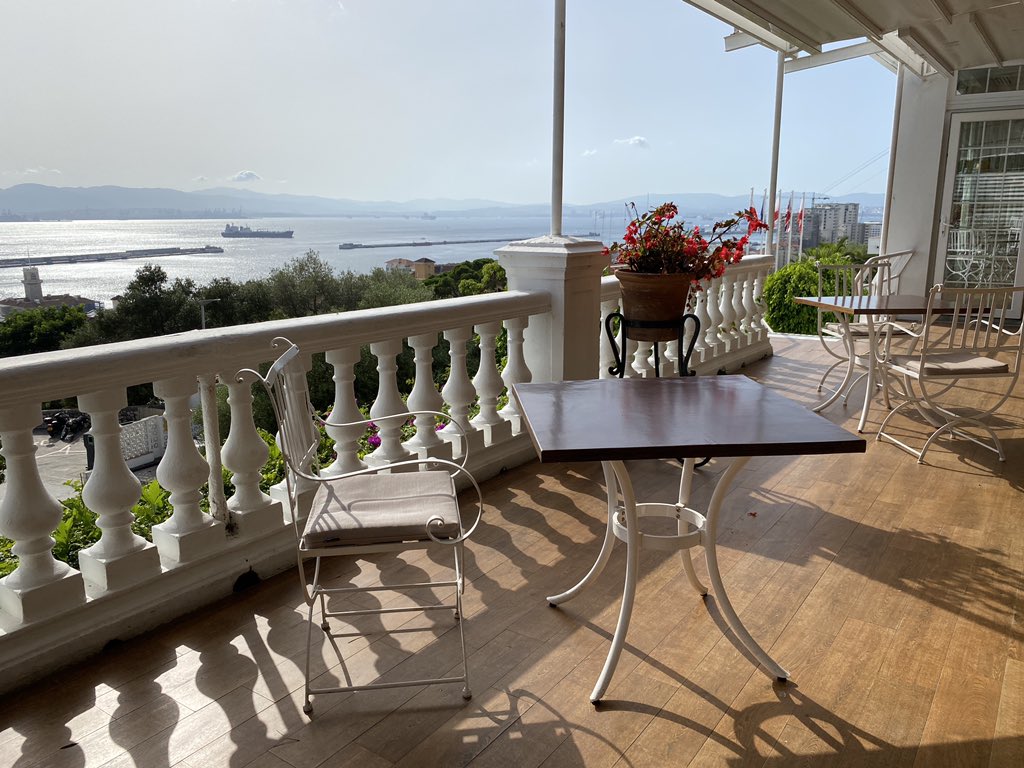 Mi agradecimiento al director y al muy eficiente personal del <a href="/RockHotelGib/">The Rock Hotel</a>. Su atención durante estos días, tanto a mí como a mis editores y a los periodistas españoles llegados a Gibraltar, ha sido extraordinaria.