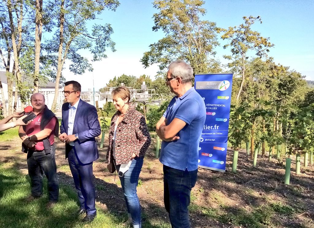 claude_riboulet's tweet photo. 🍇🌱#vendanges2021 Le @Allierdpt soutiendra les viticulteurs du #vignoble de Saint-Pourçain suite à l'épisode de gel du printemps dernier, qui a sévèrement réduit la récolte : 100 000 € = au moins 1000 € de subventions d'investissement pour chacune des 80 exploitations ! https://t.co/tHBGx2crXe