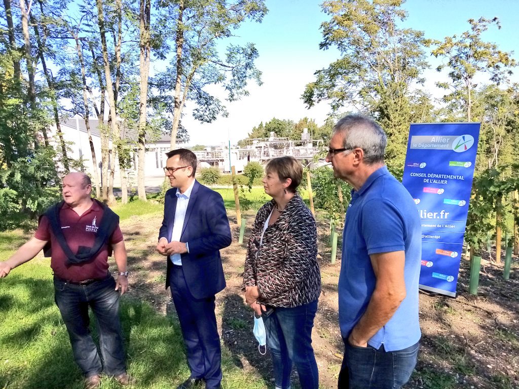 claude_riboulet's tweet photo. 🍇🌱#vendanges2021 Le @Allierdpt soutiendra les viticulteurs du #vignoble de Saint-Pourçain suite à l'épisode de gel du printemps dernier, qui a sévèrement réduit la récolte : 100 000 € = au moins 1000 € de subventions d'investissement pour chacune des 80 exploitations ! https://t.co/tHBGx2crXe