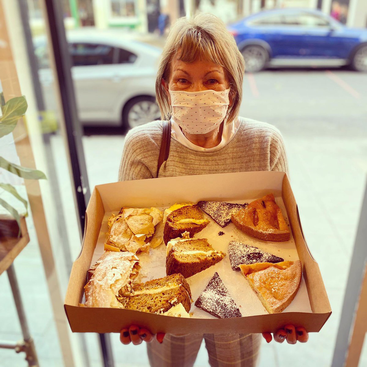 Our lovely Lynne purchasing our delicious #homemade #bakes 🍰🍰for her last minute work meeting tonight! Enjoy 😋#applestrudel 🍏#plumcake #brownies 🍫 #carrotcake 🥕 #independentcafe