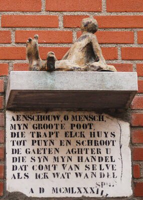 bij #Collectievissen #groot past deze #gevelsteen: 
AANSCHOUW, O MENSCH, 
MYN GROOTE POOT, 
DIE TRAPT ELCK HUYS 
TOT PUIN EN SCHROOT (etc)
Satire op de sloop van Wijk-C in #Utrecht. Meer info 👉 ugtf.nl/wp/listing/jac…