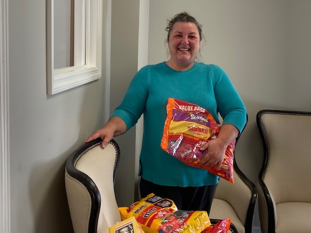 UnitedWaySumner's tweet image. Now, THIS is sweet! Amie Davenport stopped by @unitedwaysumner to donate the candy for our Movie in the Park on Saturday at 7:30 pm. at Veterans Park in Hendersonville. Come join us for the movie - Mary Poppins (the original). Thank you, Amie! #LiveUnited