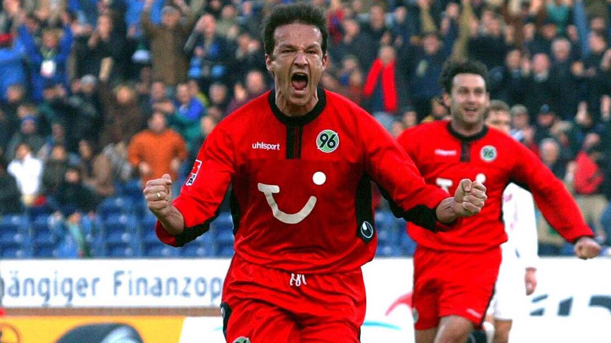 96Legenden's tweet image. Wenn der Ex-Stuttgarter seinen tollen Lauf bei den Roten fortsetzen kann, wird Teamchef Rudi Völler kaum um eine Nominierung des Goalgetters herumkommen. #h96  #96legenden