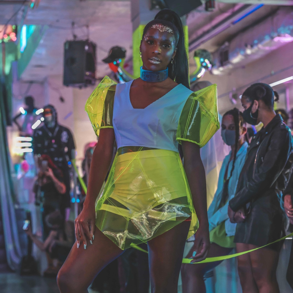 cyberdoguk's tweet image. LIGHT UP London Fashion Week.
Head to a RAVE.
Turn CYBER.
&amp;amp; Go to SPACE 👽

Here's some of our stand out LFW looks!

Photography 📸
@alexander_rose_photography (Image: 1)
@fjholdaway (Image 2-4)

#LFW #britishfashioncouncil #cyberdog #londonfashionweek #virtualreality