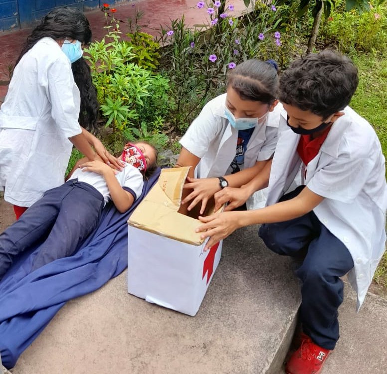 MinedSjrc's tweet photo. 📣 ¡Prevenir Es Vivir! 🚒⛑👩‍⚕️

Comunidad Educativa de los distintos Centros Escolares realizan lll Ejercicio Nacional Multi-amenazas para Salvaguardar la vida.

Cuidando Nuestra Vida con amor. 🙋‍♀️👨‍👩‍👧‍👦❤

#2021SoberaniaEnMiTierra https://t.co/6LcOSGLlt1