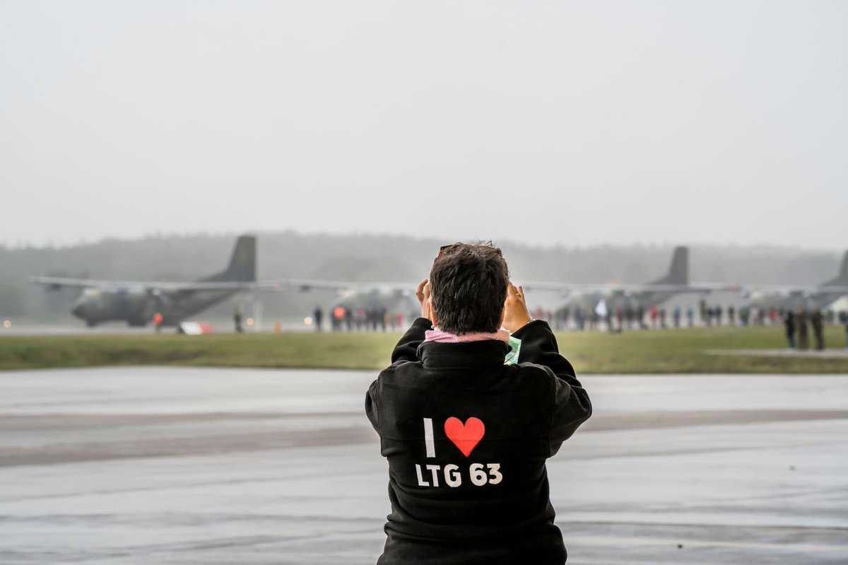 Team_Luftwaffe's tweet photo. Noch einmal großer Auftrieb beim #LTG63 und unserer C160. Beim traditionellen Hallenfest nehmen die Angehörigen des Verbandes in Hohn gemeinsam mit ihren Familien und Gästen Abschied von einer Ära. Goodbye Transall. https://t.co/XfyLIMGjlr