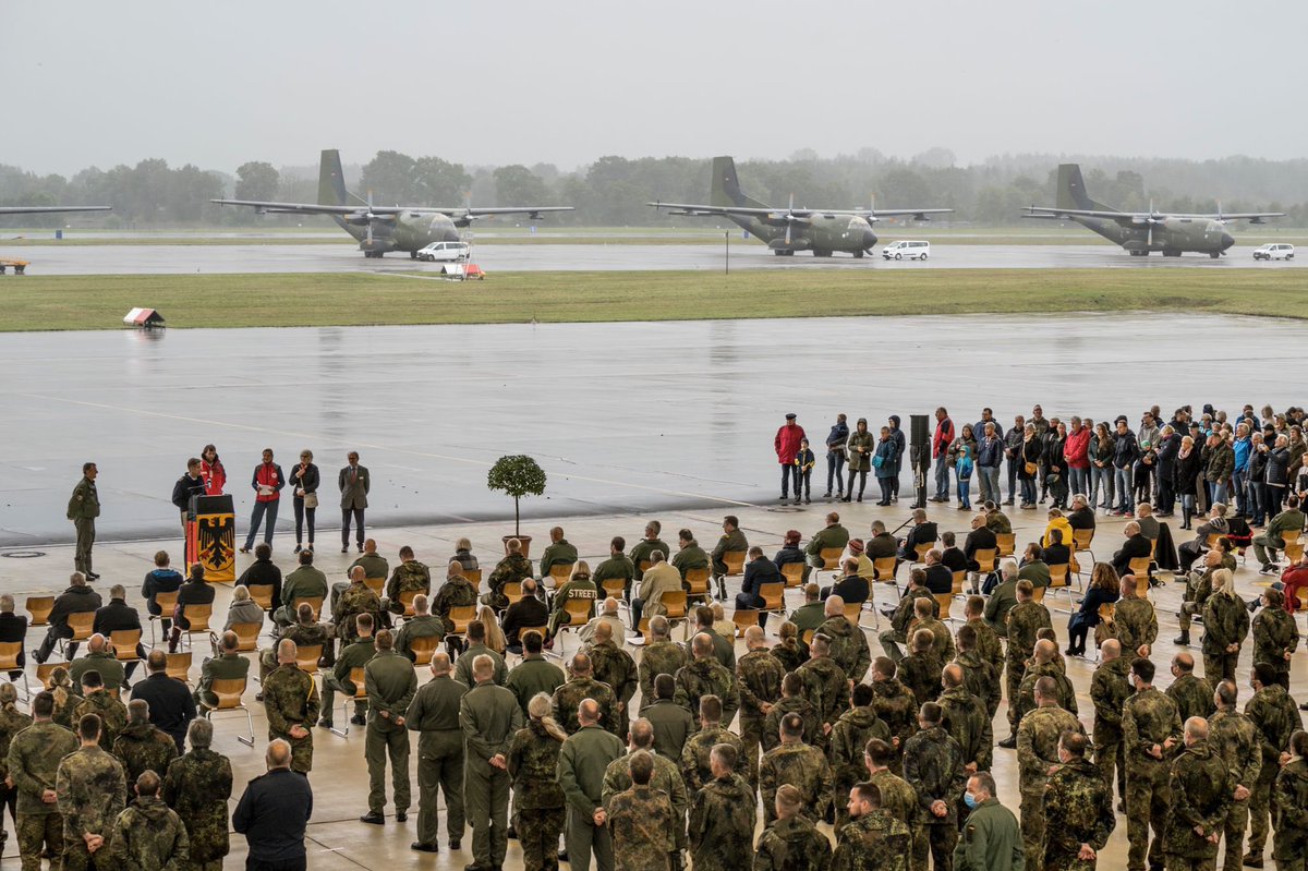 Team_Luftwaffe's tweet photo. Noch einmal großer Auftrieb beim #LTG63 und unserer C160. Beim traditionellen Hallenfest nehmen die Angehörigen des Verbandes in Hohn gemeinsam mit ihren Familien und Gästen Abschied von einer Ära. Goodbye Transall. https://t.co/XfyLIMGjlr