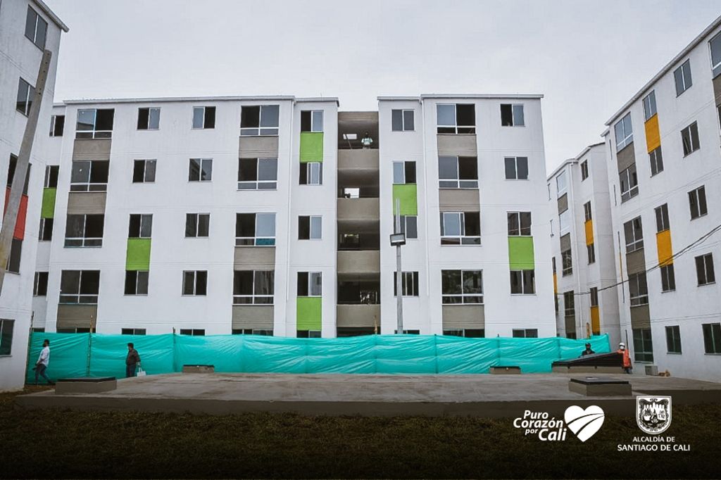 AlcaldiaDeCali's tweet photo. Realizamos entrega de 120 apartamentos en la Ciudadela Recreativa Pondaje y Charco Azul 🏘 a beneficiarios del Plan @GJarillon.

🗣️"Quiero invitar a que en este nuevo espacio de vida, construyamos vecindario, amistades y amor", alcalde @JorgeIvanOspina.

#TeQueremosCali 🧵⬇️ https://t.co/aUA3enzmmg