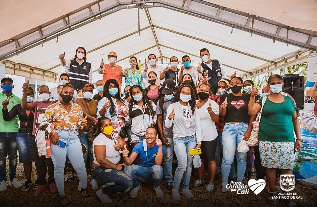 AlcaldiaDeCali's tweet photo. Realizamos entrega de 120 apartamentos en la Ciudadela Recreativa Pondaje y Charco Azul 🏘 a beneficiarios del Plan @GJarillon.

🗣️"Quiero invitar a que en este nuevo espacio de vida, construyamos vecindario, amistades y amor", alcalde @JorgeIvanOspina.

#TeQueremosCali 🧵⬇️ https://t.co/aUA3enzmmg