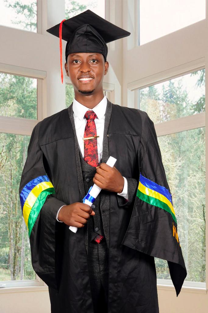 aceskyambogo's tweet photo. Congratulations to our president @EmmaXfactor  2018-19.
Thank you for your services and we wish you all the best Emmanuel muliisa in your new journey 
#KYU17thGrad https://t.co/oI5IZpibOc