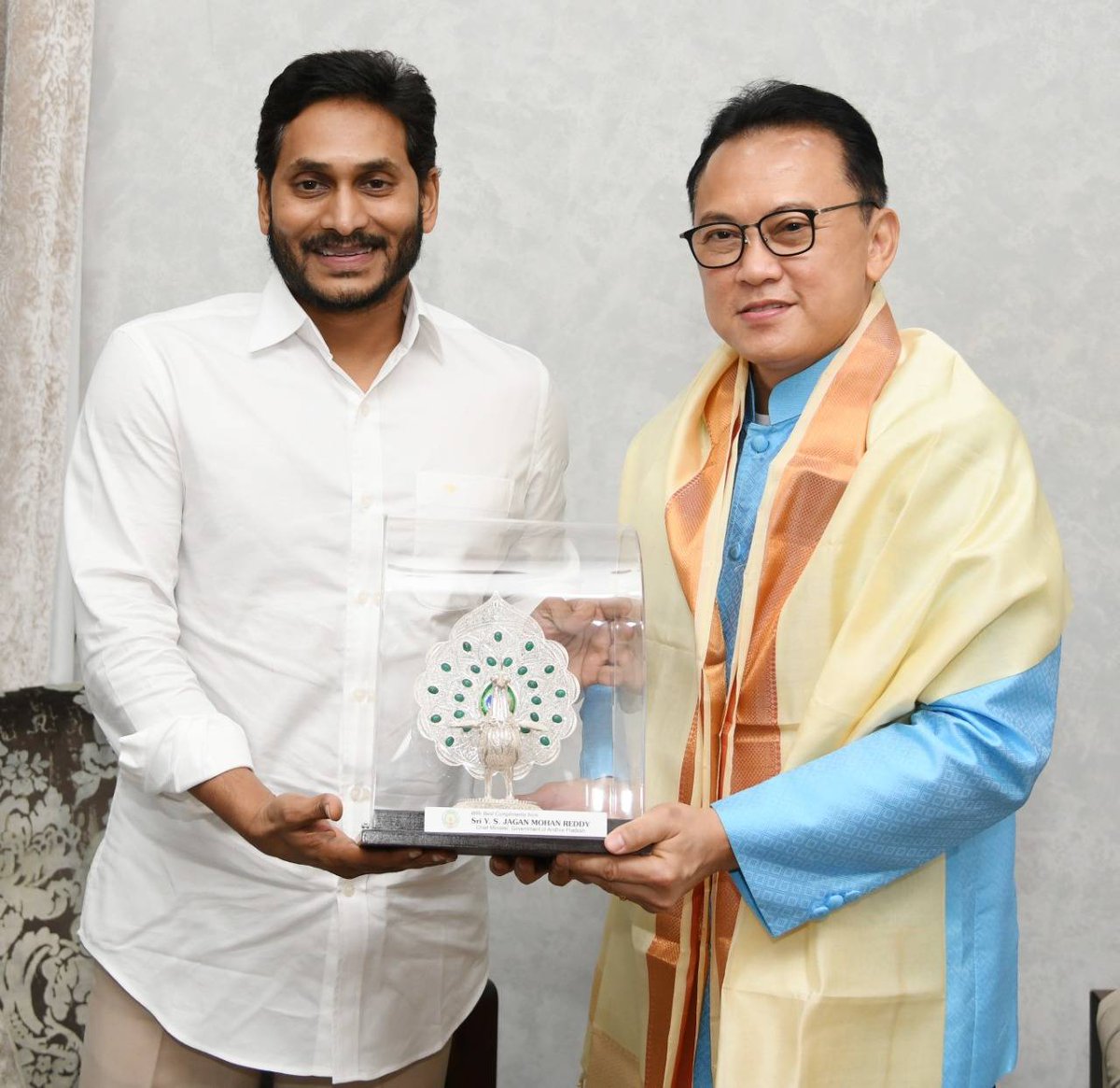 ThailandChennai's tweet photo. On 23 September 2021, H.E. Mr. Nitirooge Phoneprasert, Consul General of Royal Thai Consulate - General, Chennai, paid a courtesy call on Hon’ble Chief Minister of Andhra Pradesh Shri. Y.S.Jagan Mohan Reddy Gaaru. @ysjagan

#thailand #AndhraPradesh #india #thaiconsulate #chennai https://t.co/zA6F4VWc8e
