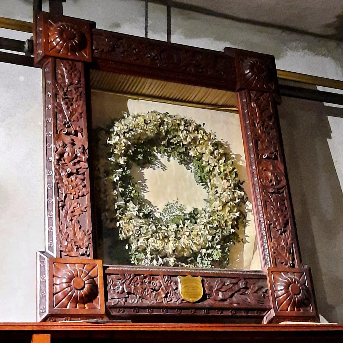 PrezPonderings's tweet photo. A wreath from Queen Victoria that was sent to America in condolences of the death of 20th #POTUS James A. Garfield. The wreath was dipped in wax and is on display at the Garfield House in Mentor, Ohio. #POTUS20 #JamesGarfield @GarfieldNPS https://t.co/3znIKYGGeh