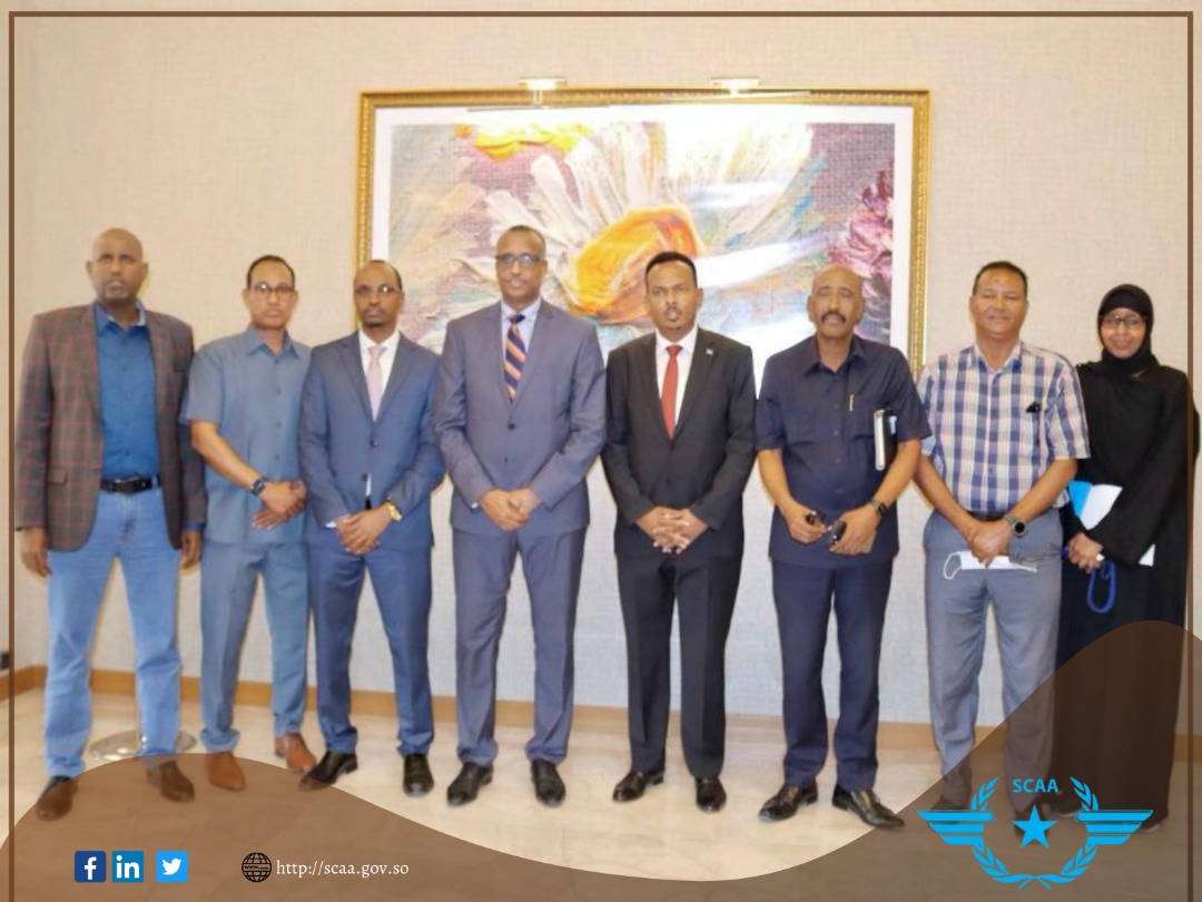 SomaliCAA's tweet image. Agaasimaha Hay’adda Duulista Rayidka Somaliyeed Mudane Ahmad Macalin Hassan Oo ay weheliyaan Musuuliyiinta sare ee Hay’adda iyo waasiirka Gaadidka iyo duulista Hawada Mudane Duran Farah aya ka qayb galey kula ay marti galisay Shirkada Favori LLC. Kaas oo ka qabsoomey Hotel Decale