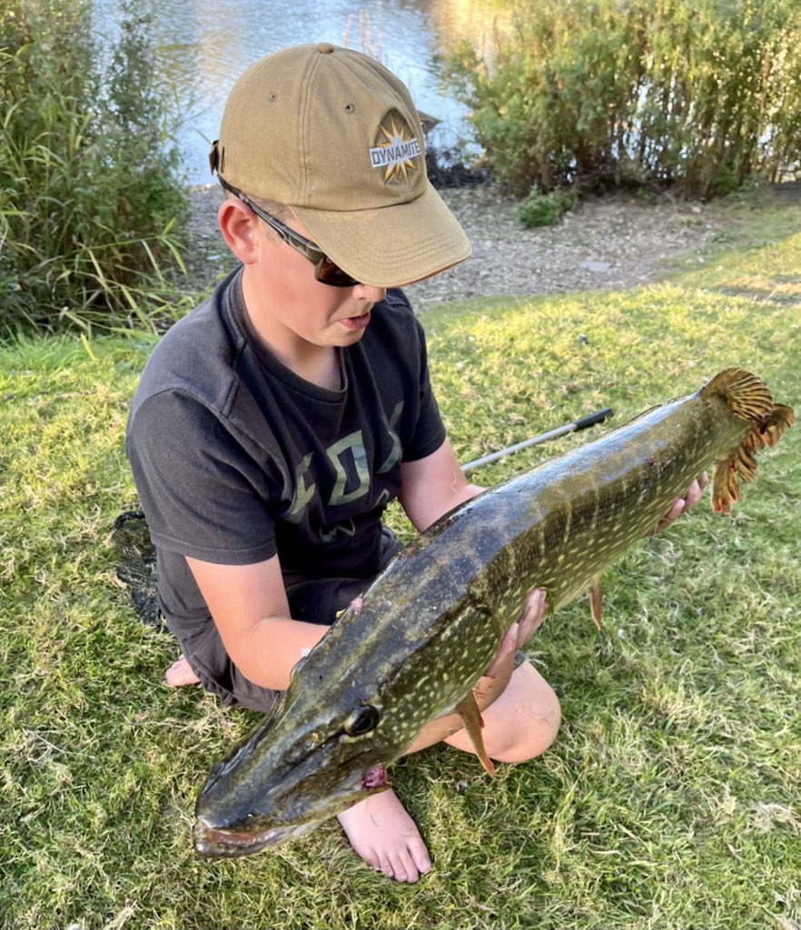 AntonyPage8's tweet image. The boy did good yesterday, a new pb. What d’ya Deano….? We were using crank baits to start with, then switching to the pike rods when Max spotted this beauty. 14.5lb of river Avon muscle.#rapala #salmo @dynamitebaits #foxrage @DeanMacey