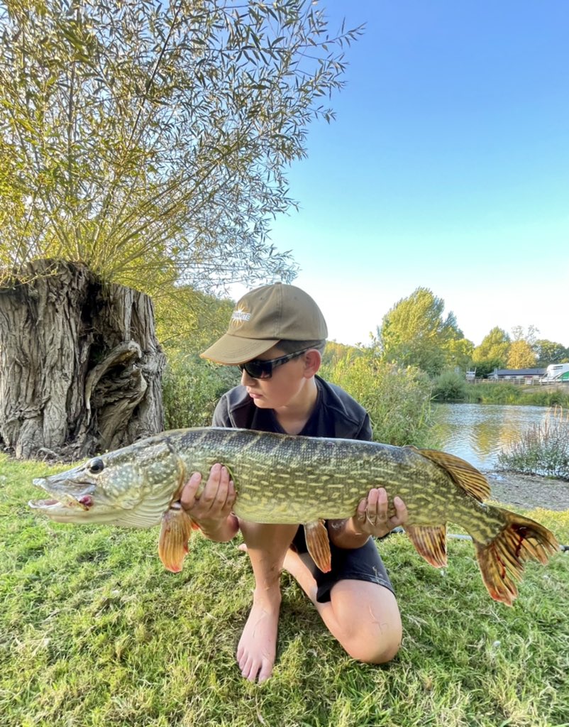 AntonyPage8's tweet image. The boy did good yesterday, a new pb. What d’ya Deano….? We were using crank baits to start with, then switching to the pike rods when Max spotted this beauty. 14.5lb of river Avon muscle.#rapala #salmo @dynamitebaits #foxrage @DeanMacey