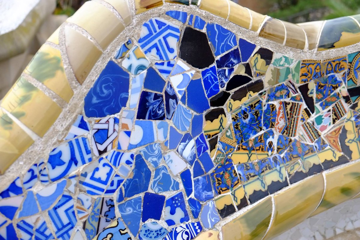 Small, beautiful details in Barcelona 💠🌍