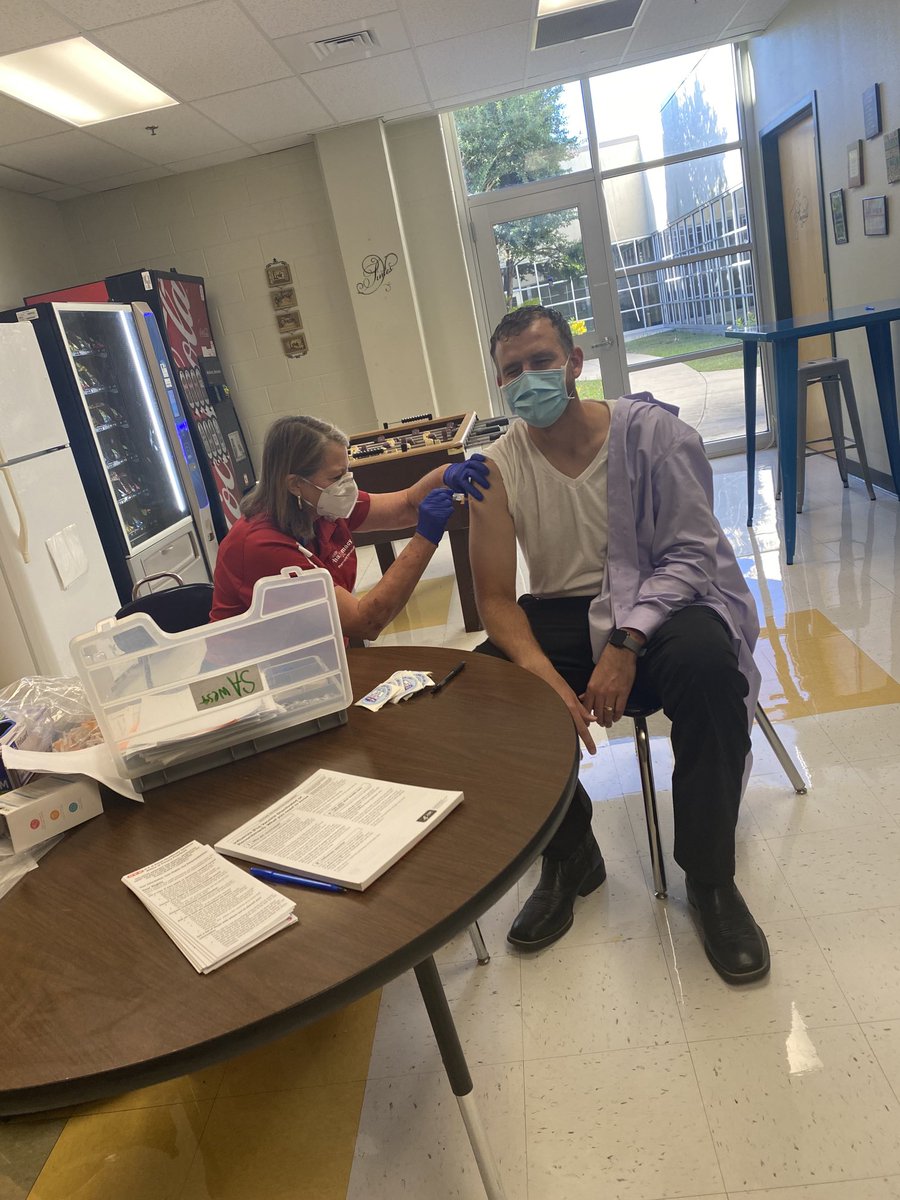 Our leaders showing us the way to stay healthy! Thank you ⁦@HEB⁩ for always making it possible ❤️ Our kids benefit when we take care of ourselves! ⁦@NISDRoss⁩ ⁦@MrNovosad⁩ #GetYourFluShot