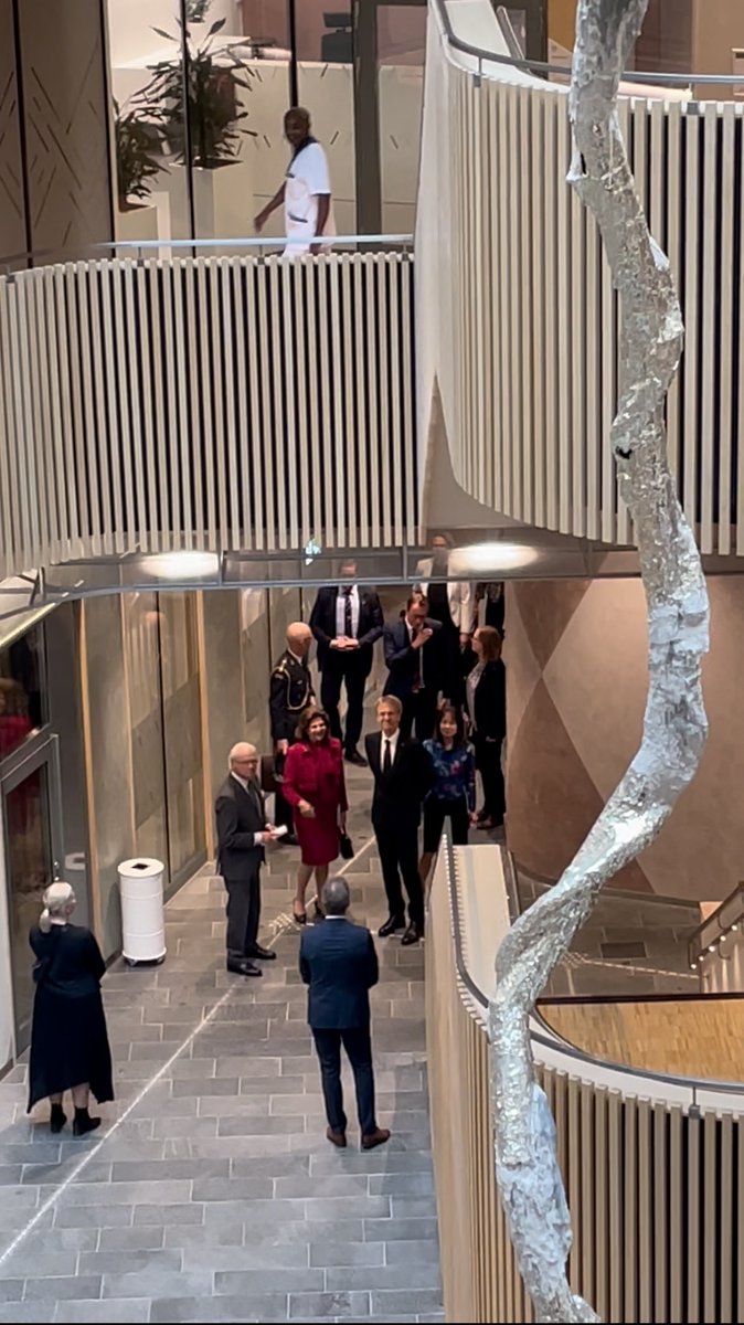 Gradientech's tweet image. Today&apos;s view from the #Gradientech microbiology lab! HM King Carl XVI Gustaf and HM Queen Silvia visited the Uppsala University Hospital @Akademiska_Nytt  and the clinical microbiology lab.
#SwedishRoyalFam #Kungahuset #Microbiology