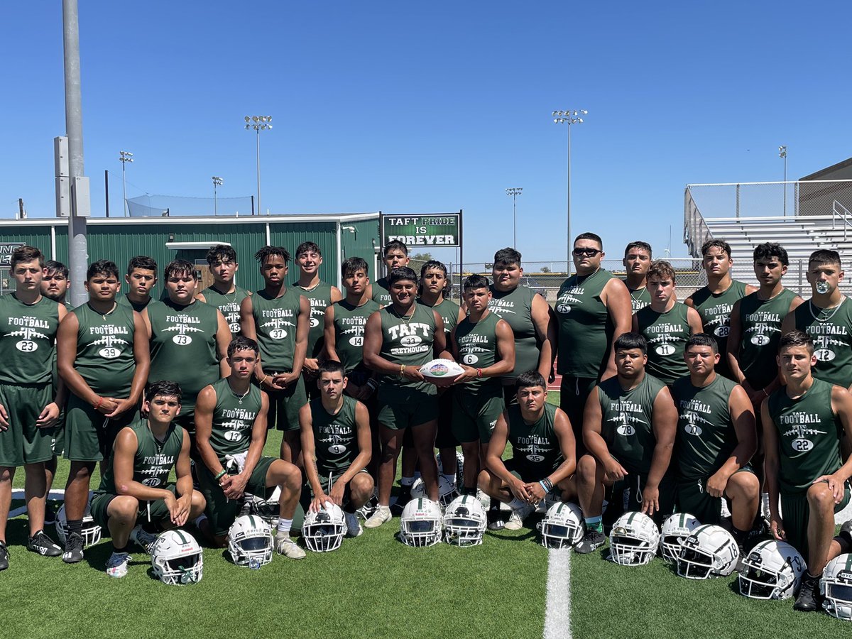 CoachQ33's tweet photo. Awesome honor for our boys and the city of Taft! @dctf and @OzarkaSpringWtr 3A team of the week! https://t.co/4BhOCLeknP