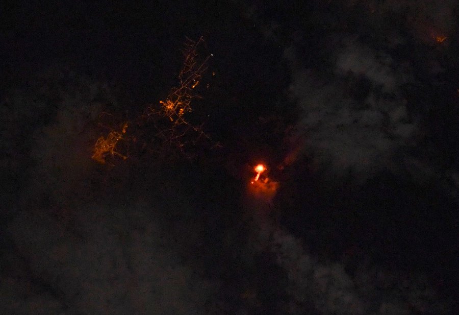 europapress's tweet photo. #LoMásVisto | La erupción de La Palma vista desde la Estación Espacial Internacional. La imagen fue tomada por el astronauta Thomas Pesquet: "El brillo de la lava parece demasiado cercano al resplandor de las luces de la ciudad" https://t.co/tmZ59vAFeg https://t.co/jn1pF5Pc0V