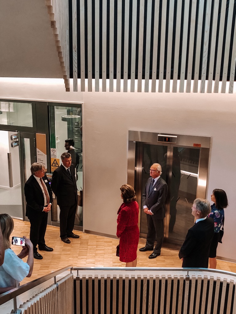 Gradientech's tweet image. Today&apos;s view from the #Gradientech microbiology lab! HM King Carl XVI Gustaf and HM Queen Silvia visited the Uppsala University Hospital @Akademiska_Nytt  and the clinical microbiology lab.
#SwedishRoyalFam #Kungahuset #Microbiology