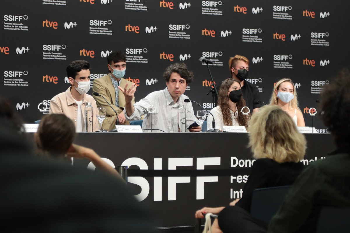 sansebastianfes's tweet photo. #69SSIFF | 'Quién lo impide' (Sección Oficial) 🎙️ Rueda de Prensa

🗣️ Jonás Trueba: “La canción 'Quién lo impide' no es un himno revolucionario, sino una llamada a la acción tranquila. Si Berrio no hubiera escrito esa canción hace años quizá no habríamos hecho la película” https://t.co/scahviitVo