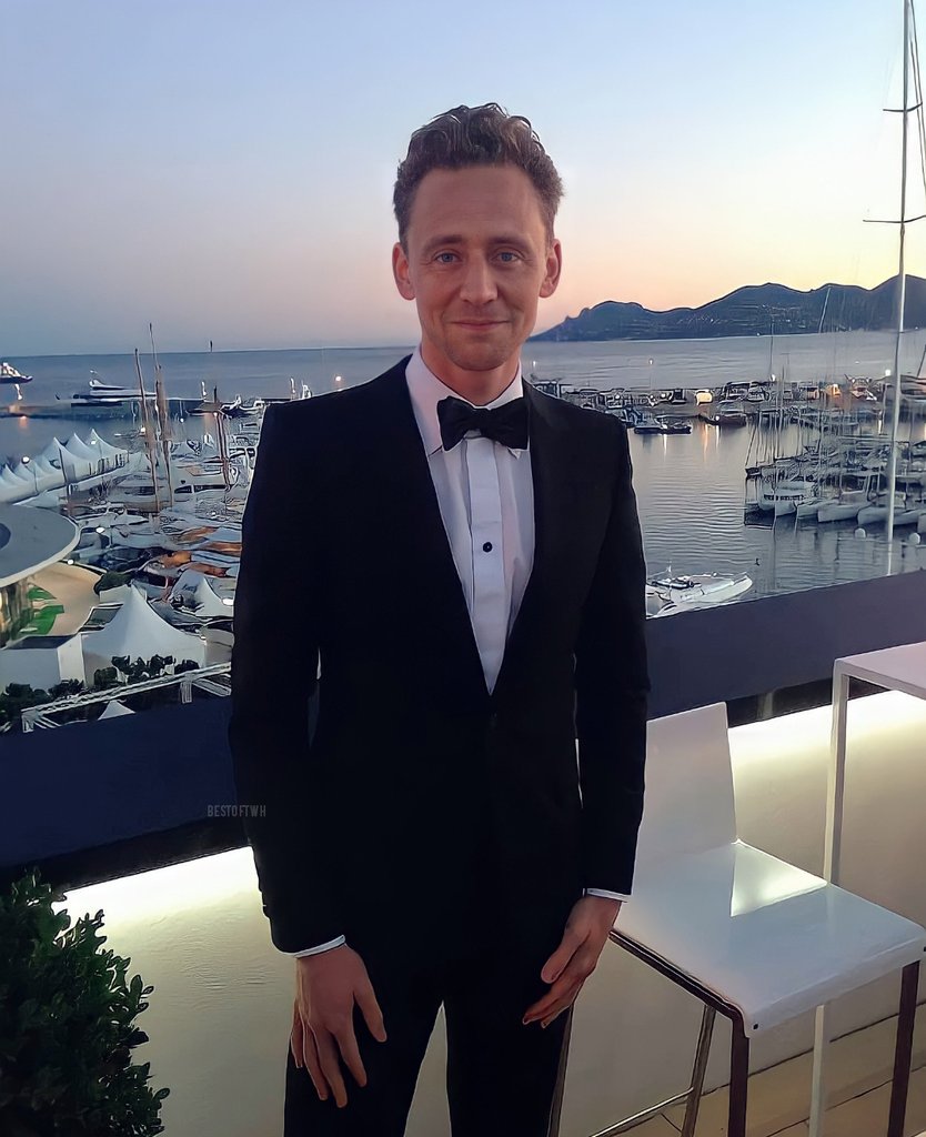 bestoftwh's tweet photo. Tom Hiddleston in Venice. https://t.co/cRCkEJ8T7h