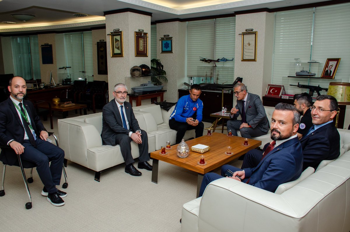 O kupa buraya geldi! 😊🇹🇷🥇
Avrupada tarih yazan şampiyonları, #Roketsan çalışma arkadaşlarımızı Savunma Sanayi Başkanlığımızda misafir ettik.
#AmputeMilliFulbolTakımı