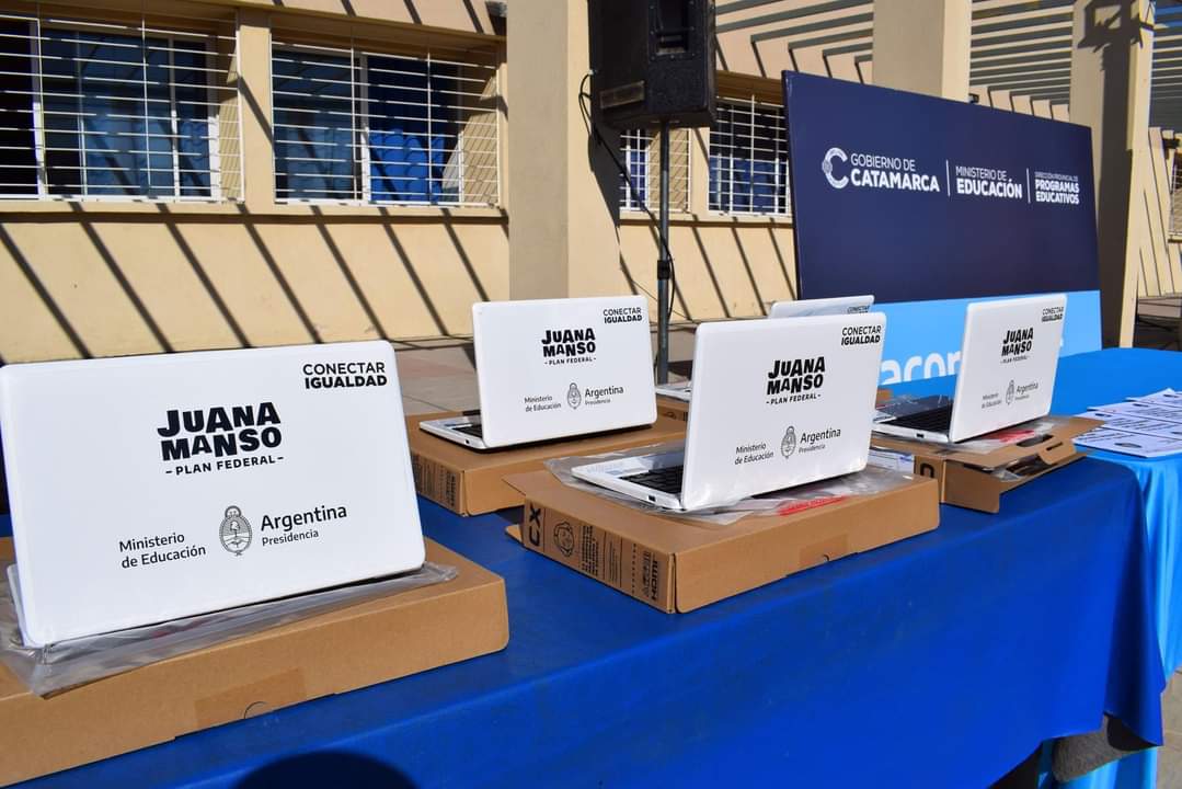 EducacCatamarca's tweet photo. Hoy, la ministra de Educación, Andrea Centurión acompañó al Vicegobernador, Rubén Dusso, al intendente de la Capital, Gustavo Saadi y a la Diputada Nacional Lucia Corpacci, en la entrega de Netbooks del Plan Federal "Juana Manso”.
Más detalles en 👉 https://t.co/RZJdQIRIUl https://t.co/vbA3iqJdnM