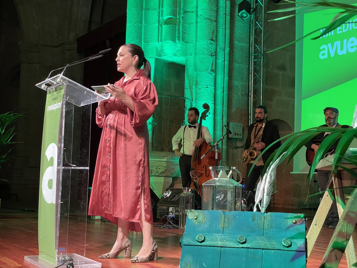 avpluma's tweet photo. Empezamos la Gala de los XIII con @InMaDiAzCaStRo, de @SERextremadura, la gala de la esperanza ¡Aunque todavía no tengamos ave! #Premiosavuelapluma #avuelapluma https://t.co/1MYwZPST2l