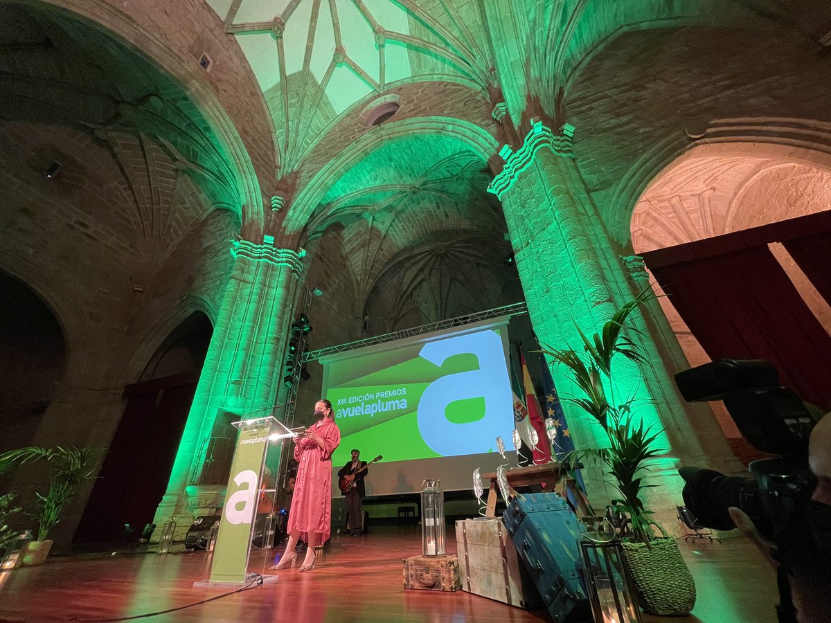 avpluma's tweet photo. Empezamos la Gala de los XIII con @InMaDiAzCaStRo, de @SERextremadura, la gala de la esperanza ¡Aunque todavía no tengamos ave! #Premiosavuelapluma #avuelapluma https://t.co/1MYwZPST2l