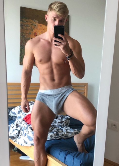 RT if you would spend a night with a p*rn actor 😜 @privatecassidy https://t.co/9WKgZrrRIk