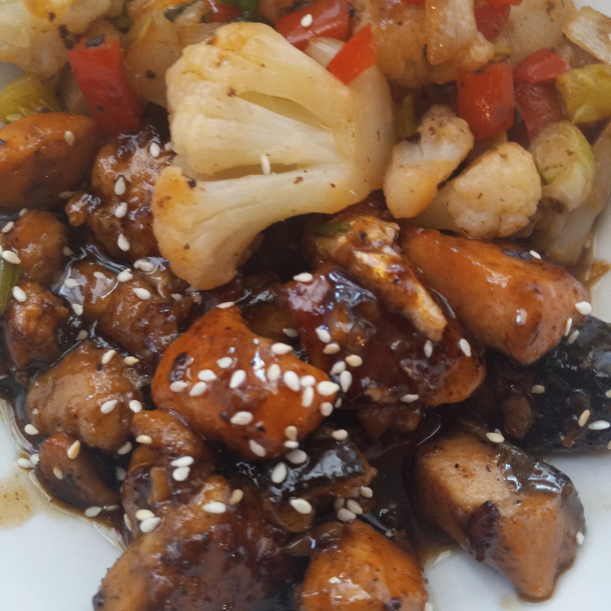 Hey Y'all! For lunch we have 
Sweet Teriyaki Salmon Bites with a Vegetable Medley  (Cauliflower, Red Bell Pepper, Yellow Squash, White Onions, Green Onions, Garlic, Lime & Key Lime Zest) 
#cajungurlwithasianflavor
#eatprettyfood
#nowthatsyum
#forksandknivesapproved #salmonbites