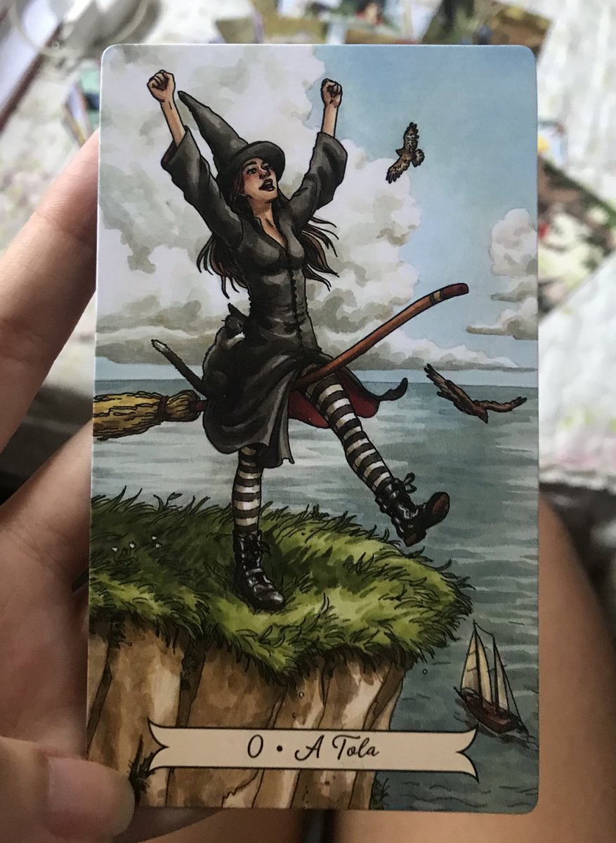 lalarruda's tweet photo. Meu tarô chegou e a primeira carta que saltou pra mim foi “A tola”. Curiosamente, é uma das cartas que mais gosto, tanto no jogo quanto nesse deck 🥲 Acho que ela me representa muito sempre que sai pra mim em alguma leitura https://t.co/rfLKtR7KaT