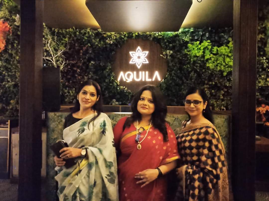 SushantMH4747's tweet photo. Kudos to Our Naari Shakti @mamta_kale @_PreetiPandey This is a tight slap on the so called  modern thinkers, slap to the ones who Judged NAARI IN A SAREE 
#aquilarestaurant DEKH LO YOU GUYS HAVE PROVED YOURSELVES THE DOUBLE STANDARD GENTRY !!!
#Sareeisourpride 
💟🙏💞 https://t.co/aG0SQXIsBq
