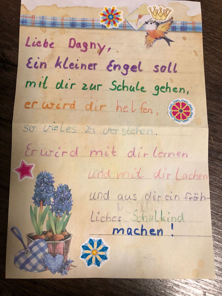 AmishVonMiller's tweet photo. Hoy a mi hija sus nuevos compañeros de clase (la semana pasada empezó la secundaria) le dieron esta carta. Dagny es súper tímida y aún no habla muy bien alemán, y ellos hicieron esto: https://t.co/fL0eRLr4tX