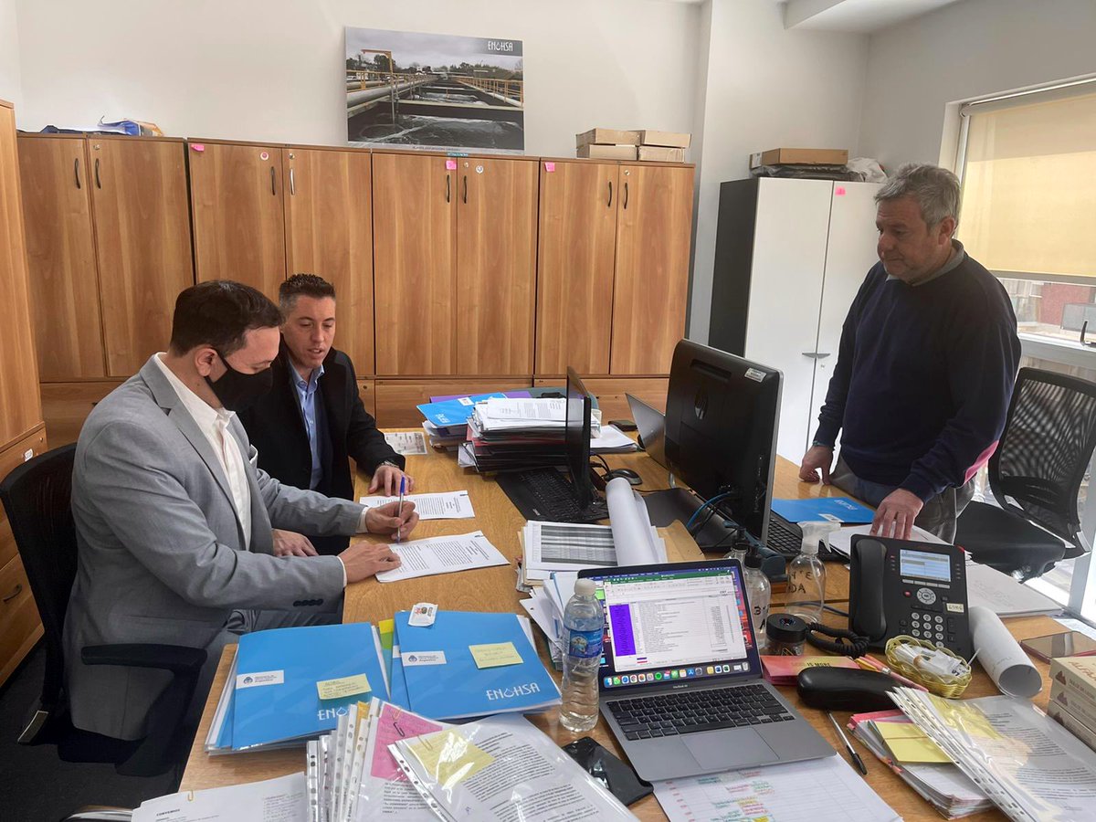 Junto a Marcelo Tortorice de <a href="/Enohsa/">ENOHSA</a> firmamos el convenio para la obra de recambio de colectoras cloacales de Trelew por $99 millones.
También confirmamos el avance técnico de la cuarta etapa de envainado de colectoras cloacales, por un monto de $300 millones.
(Sigue)