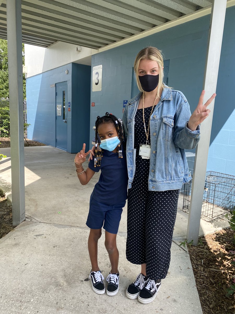 Matching shoes with sunshine!! 

Also, I learned today that peace signs are BACK 😁💛